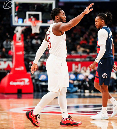 末节狂轰45分逆转!米切尔48分封神 骑士13连胜<a href=/lanqiuall/wizards/ target=_blank class=infotextkey>奇才</a>