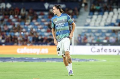 皇马5000万挖到左路铁闸!22岁A费7场全勤,<a href=/zuqiuall/manlian/ target=_blank class=infotextkey>曼联</a>痛失瑰宝?