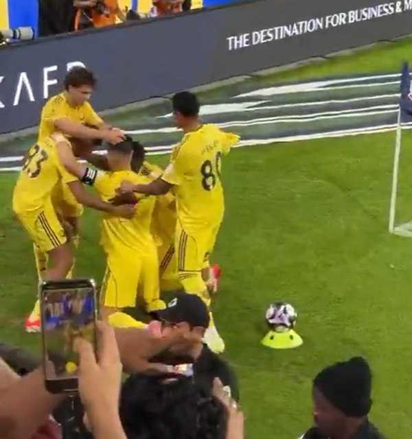 绝杀瞬间！<a href=/qiuxingall/zuqiuall/122.html target=_blank class=infotextkey>菲利克斯</a>给C罗戴上“胜利信物”，C罗跳舞回应嗨爆！